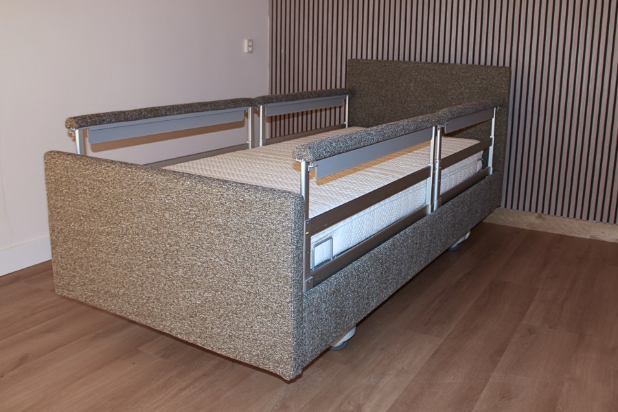 Hoog-laag bed qqq1064 Gereviseerde King Arthur Est. 90 cm. breed 1 persoons zorg-verpleeg bed. OM SNEL IN HUIS TE HEBBEN. Extra voordelig!